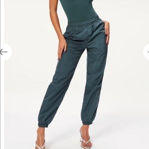 Good American shine boyfriend pant in blue green